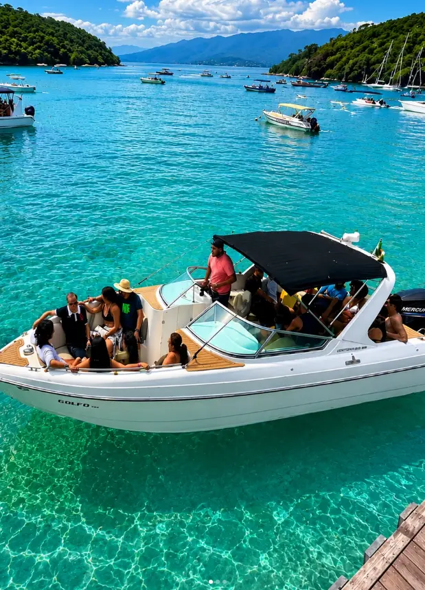 Lancha pronta para passeio em Ilha Grande